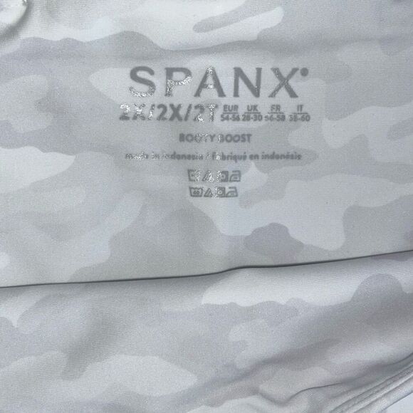 Spanx booty boost 7/8 printed white camo leggings 2X new - Picture 3 of 11